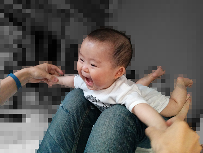 生後6ヶ月の赤ちゃん 高い高い 遊びで爆笑 コレ芝 幼児日本語教育