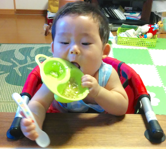 離乳食をきれいに食べるか ぐちゃぐちゃに食べるか実験してみよう Byアコラボ コレ芝 幼児日本語教育